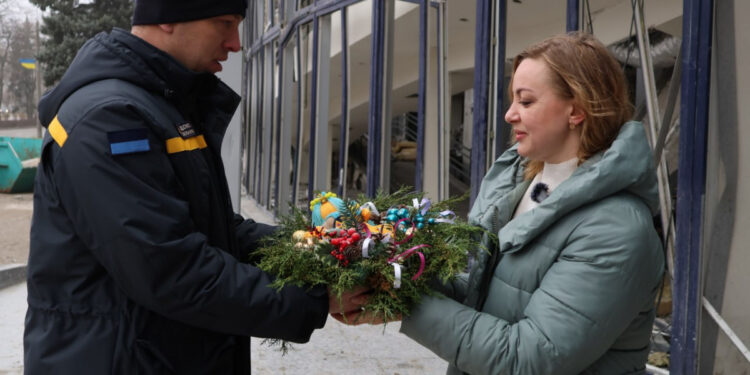 Ракетний удар по лікарні в Запоріжжі – врятована з-під завалів медикиня зустрілася з бійцями ДСНС | Новости Запорожья