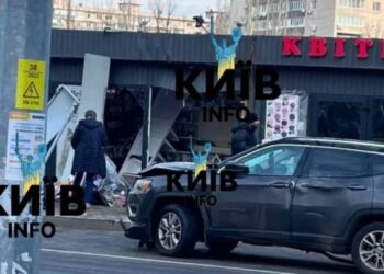 У Києві автівка влетіла у кіоск