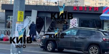 У Києві автівка влетіла у кіоск