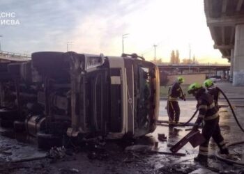 У Києві фура протаранила паркан, злетіла з мосту та перекинулася