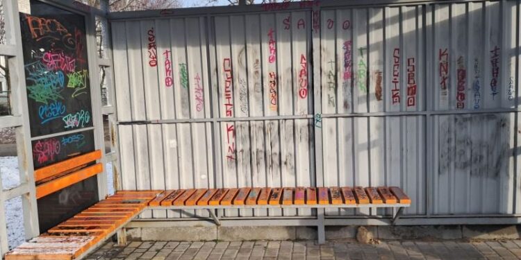 У Нетішині вандали знову «щедро» розмалювали зупинки та дорожні знаки —Хмельнитчина