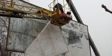 У Тернополі демонтовують аварійні рекламні конструкції