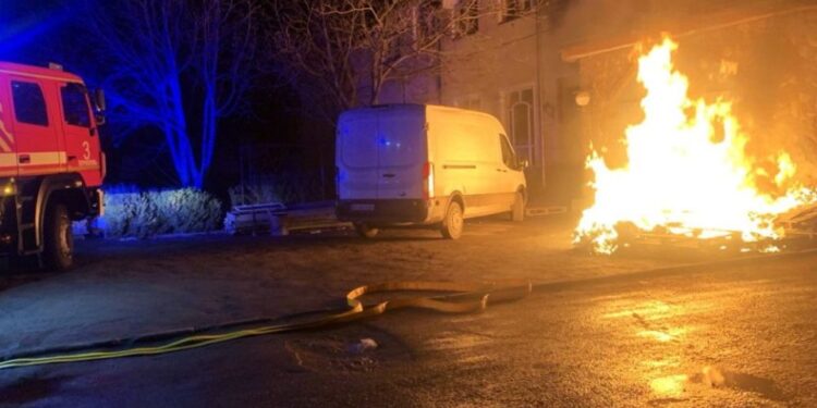 У Тернополі посеред вулиці ледве не згоріло авто