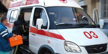 У Тернополі у дворі будинку авто збило 87-річну жінку