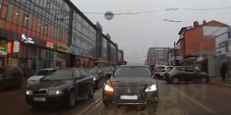 У Тернополі водійка Лексус ледве не скоїла аварію