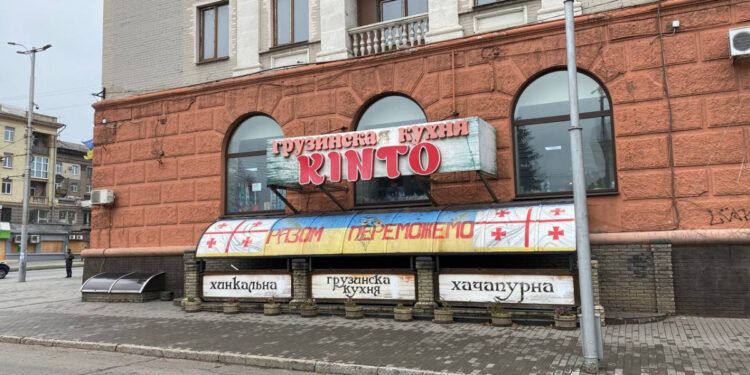 У Запоріжжі демонтували рекламу ресторану з архітектурної пам’ятки на проспекті Соборному | Новости Запорожья