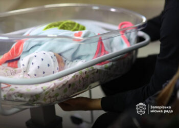 У Запоріжжі першою в 2025 році народилася дівчинка – батьків привітали представники міської влади | Новости Запорожья
