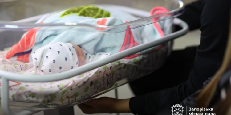 У Запоріжжі першою в 2025 році народилася дівчинка – батьків привітали представники міської влади | Новости Запорожья