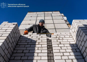 У Запоріжжі триває відбудова будинку по вулиці Запорізька, 2-А – зруйнований внаслідок ворожого обстрілу 22 березня 2023 року | Новости Запорожья