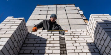 У Запоріжжі триває відбудова будинку по вулиці Запорізька, 2-А – зруйнований внаслідок ворожого обстрілу 22 березня 2023 року | Новости Запорожья