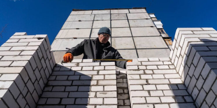 У Запоріжжі триває відбудова будинку по вулиці Запорізька, 2-А – зруйнований внаслідок ворожого обстрілу 22 березня 2023 року | Новости Запорожья