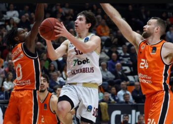 Українці за кордоном: Ковляр віддав 6 передач у Єврокубку, Лень зіграв 9 хвилин в НБА – Федерація баскетболу України