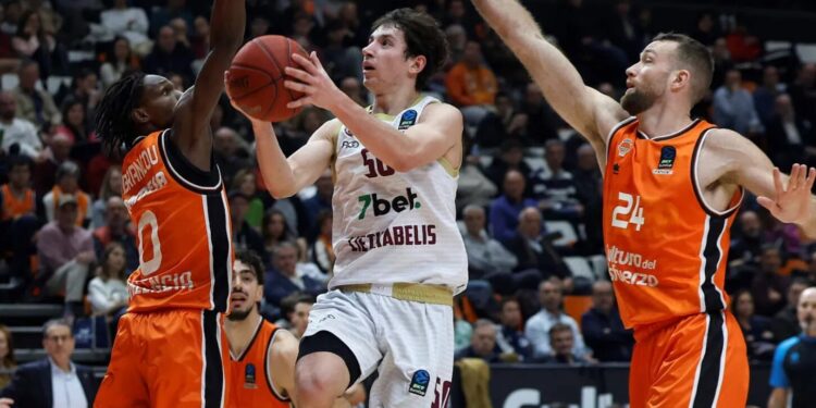 Українці за кордоном: Ковляр віддав 6 передач у Єврокубку, Лень зіграв 9 хвилин в НБА – Федерація баскетболу України