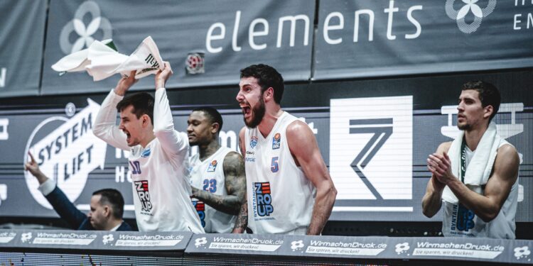 Українці за кордоном: Ткаченко допоміг Міттельдойчеру здобути історичну перемогу, Герун і Новицький оформили дабл-дабли – Федерація баскетболу України