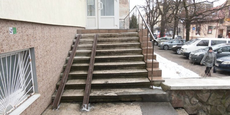 В Івано-Франківську воїни на кріслах колісних не змогли самостійно потрапити в стоматполіклініку (ФОТО/ВІДЕО)