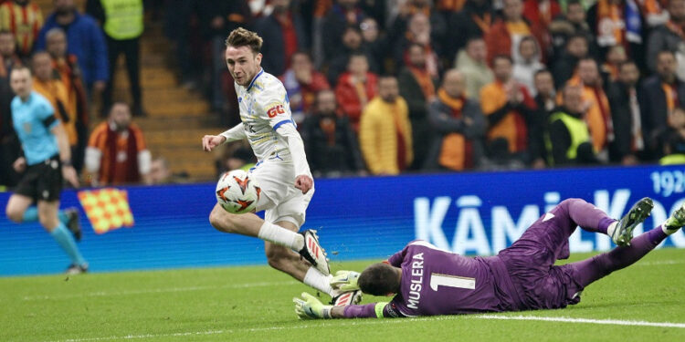 В першому офіційному матчі 2025 року «Динамо» вибороло виїзну нічию у Стамбулі