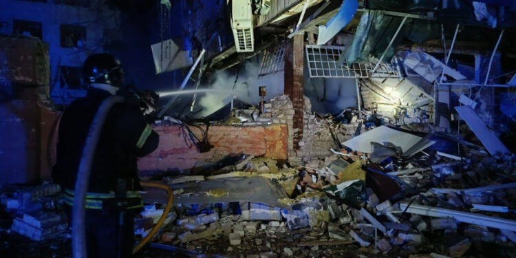 Внаслідок ворожого обстрілу у Запоріжжі поранені енергетики і рятувальники – атака на Запоріжжя в ніч з 22 га 23 січня | Новости Запорожья