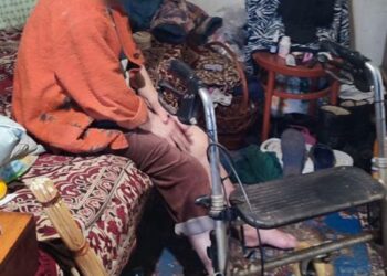 Впала та не могла піднятися: поліцейські офіцери громад допомогли жінці — Новости Черкасс