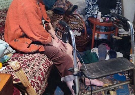 Впала та не могла піднятися: поліцейські офіцери громад допомогли жінці — Новости Черкасс