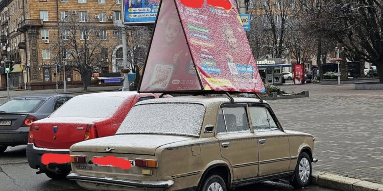 З площі Маяковського в Запоріжжі прибрали незаконну рекламу – фото | Новости Запорожья