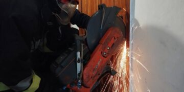 Жінка залишила їжу на плиті без нагляду: рятувальникам довелось вирізати двері —Хмельнитчина