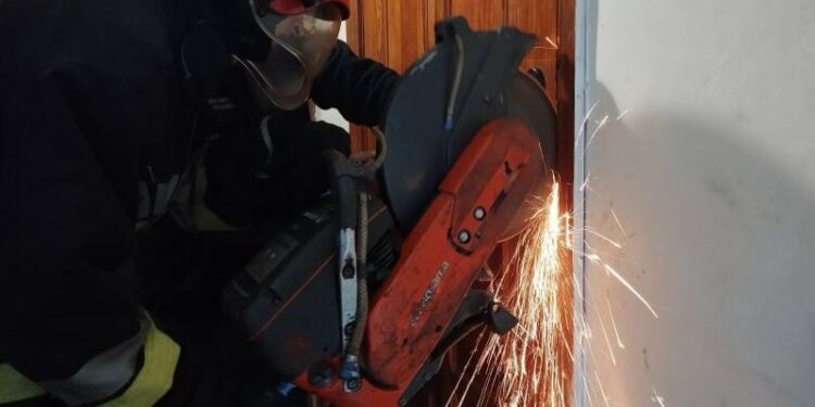 Жінка залишила їжу на плиті без нагляду: рятувальникам довелось вирізати двері —Хмельнитчина