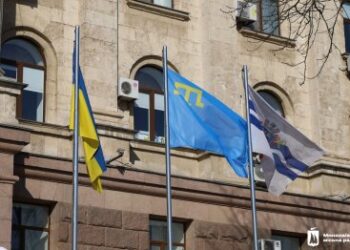 11 років спротиву: на знак солідарності у Миколаєві підняли прапор кримськотатарського народу » Миколаївський Оглядач