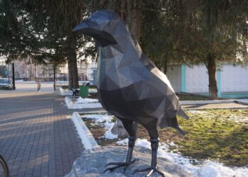Приїжджих зустрічатиме грак – на вокзалі у Гайвороні встановили скульптуру птаха. Фото