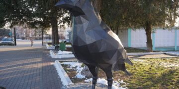 Приїжджих зустрічатиме грак – на вокзалі у Гайвороні встановили скульптуру птаха. Фото