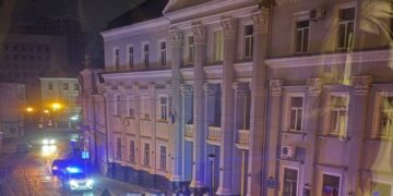 Біля міськради в центрі Тернополі аварія: водій зніс стовп | Терміново новини Тернополя