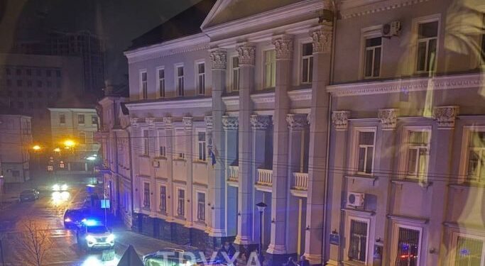 Біля міськради в центрі Тернополі аварія: водій зніс стовп | Терміново новини Тернополя