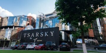 “Бронювання” та схованка від ТЦК: що відомо про елітний спорткомплекс Tsarsky, який горить у Києві
