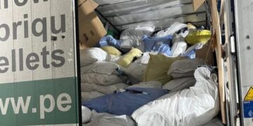 Чоловік із Закарпаття намагався ввезти новий одяг під виглядом секонд-хенду