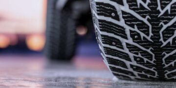 Як їздити на літніх шинах під час снігопаду: поради для водіїв |  |