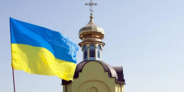 Майже половина мешканців західних областей не рідше, ніж раз на тиждень: як часто українці відвідують церкву