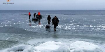 На Черкащині п’ятеро рибалок відірвалися від берега на крижині