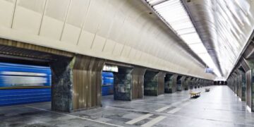 На одній зі станцій столичного метро людина впала на колії: відео з місця події