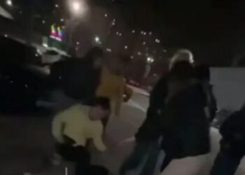На парковці ТРЦ у Києві побилися 16 та 19-річна подруги: поліція їх розшукала