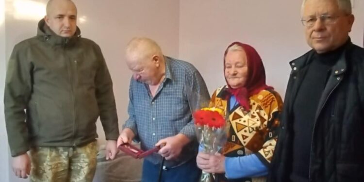 На Рівненщині рідним загиблих на війні Героїв вручили їхні ордени посмертно
