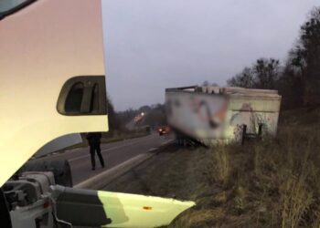 На Рівненщині від вантажівки відчепився напівпричіп та відлетів у кювет