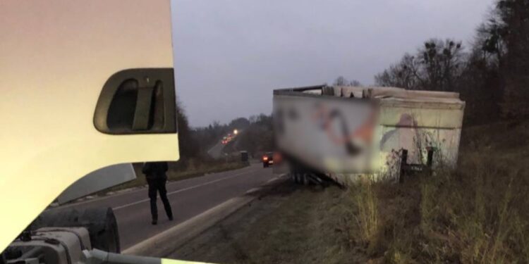 На Рівненщині від вантажівки відчепився напівпричіп та відлетів у кювет