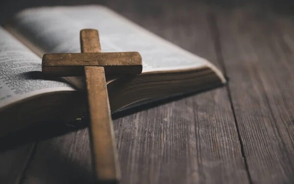 На заході 13% мешканців відзначили напруженість у стосунках між вірянами різних церков: які причини назвали