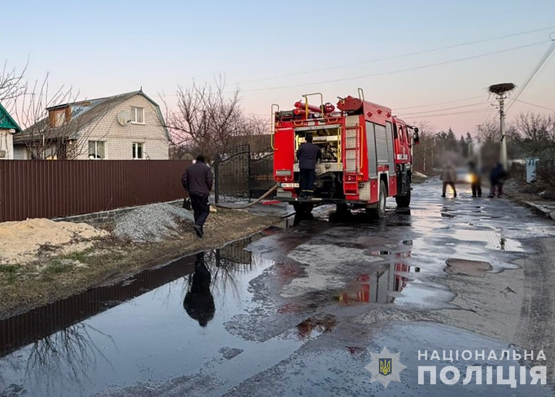 На Житомирщині колишній співмешканець підпалив авто у дворі жінки: прийшов п'яний і облив машину бензином