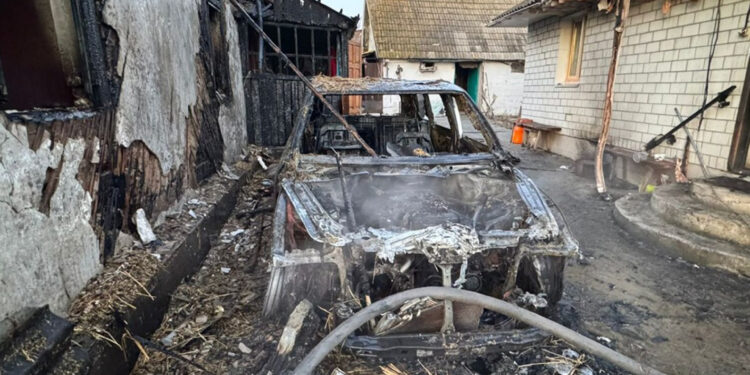 На Житомирщині колишній співмешканець підпалив авто у дворі жінки: прийшов п’яний і облив машину бензином | Журнал Житомира