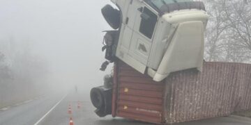 На Звенигородщині через туман перекинулася вантажівка (ФОТО)