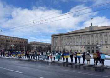 «Нехай бачать, що ми не байдужі»: у Черкасах пройшла акція на підтримку родин полонених та безвісти зниклих захисників — Новости Черкасс