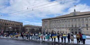 «Нехай бачать, що ми не байдужі»: у Черкасах пройшла акція на підтримку родин полонених та безвісти зниклих захисників — Новости Черкасс