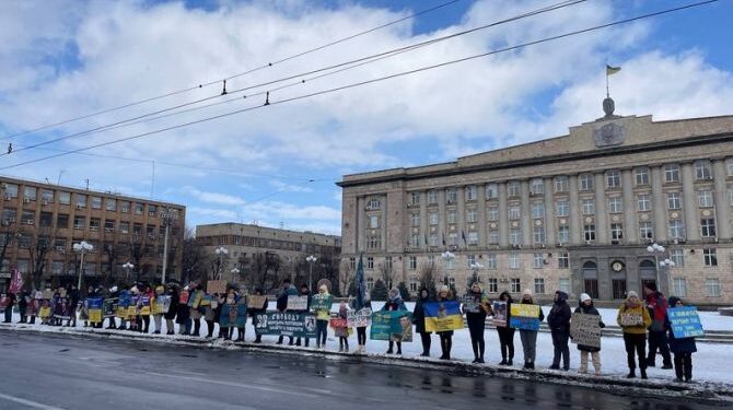 «Нехай бачать, що ми не байдужі»: у Черкасах пройшла акція на підтримку родин полонених та безвісти зниклих захисників — Новости Черкасс