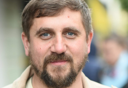 “Ніколи не малюватиму копички сіна”, — івано-франківський художник Роман Бончук про фейкове в мистецтві, самоосвіту та загрозу ШІ (ФОТО)