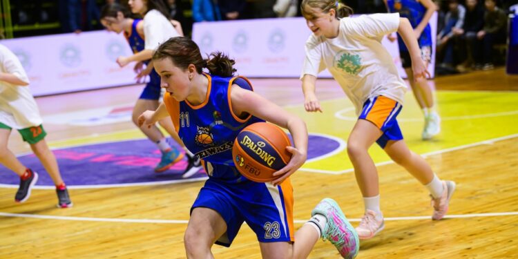 Офіційні м’ячі ВЮБЛ від ФБУ та Spalding вже в Україні! – Федерація баскетболу України